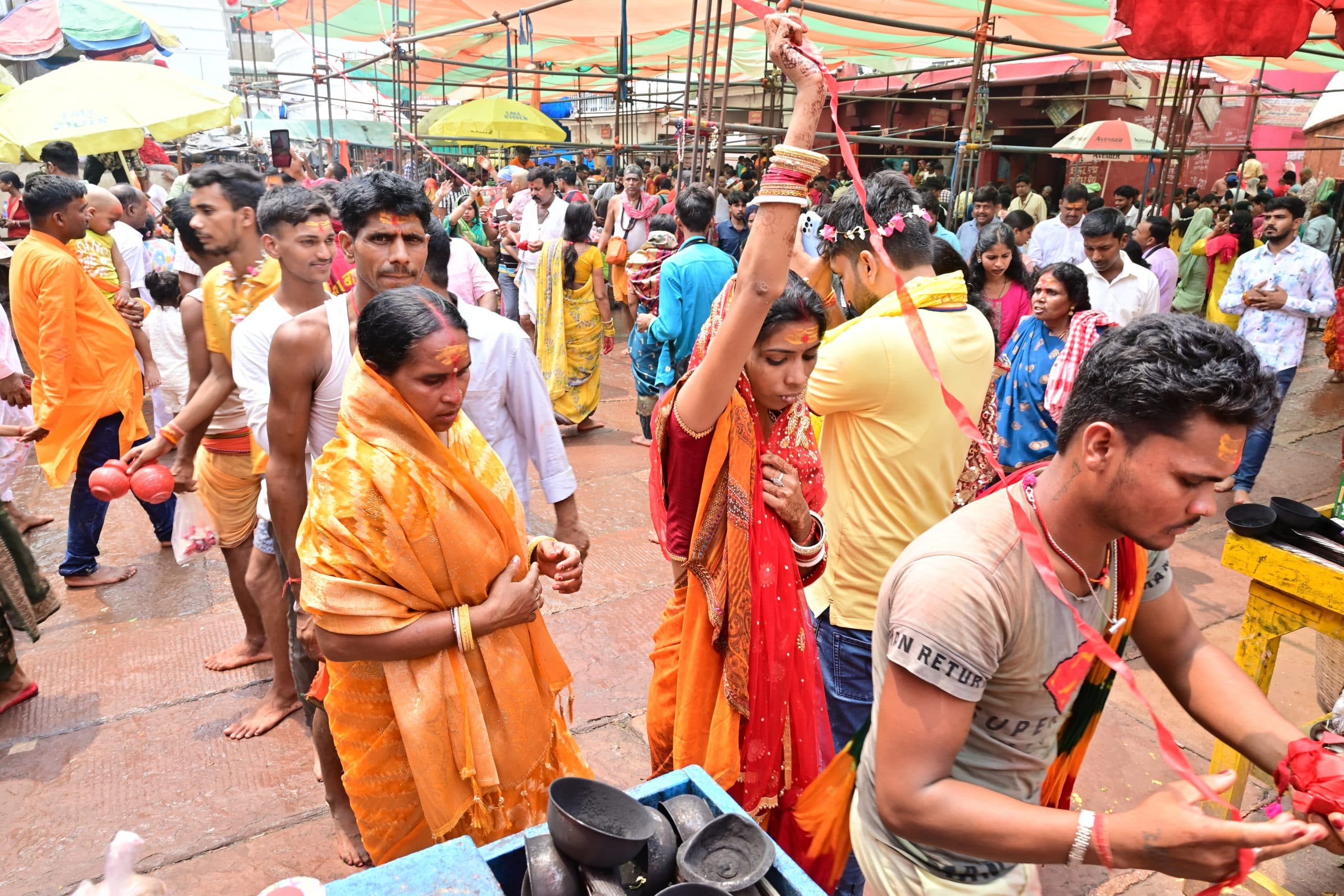 Deoghar news : सुहाने मौसम के बीच सोमवार को बाबा मंदिर में उमड़ी भक्तों की भारी भीड़