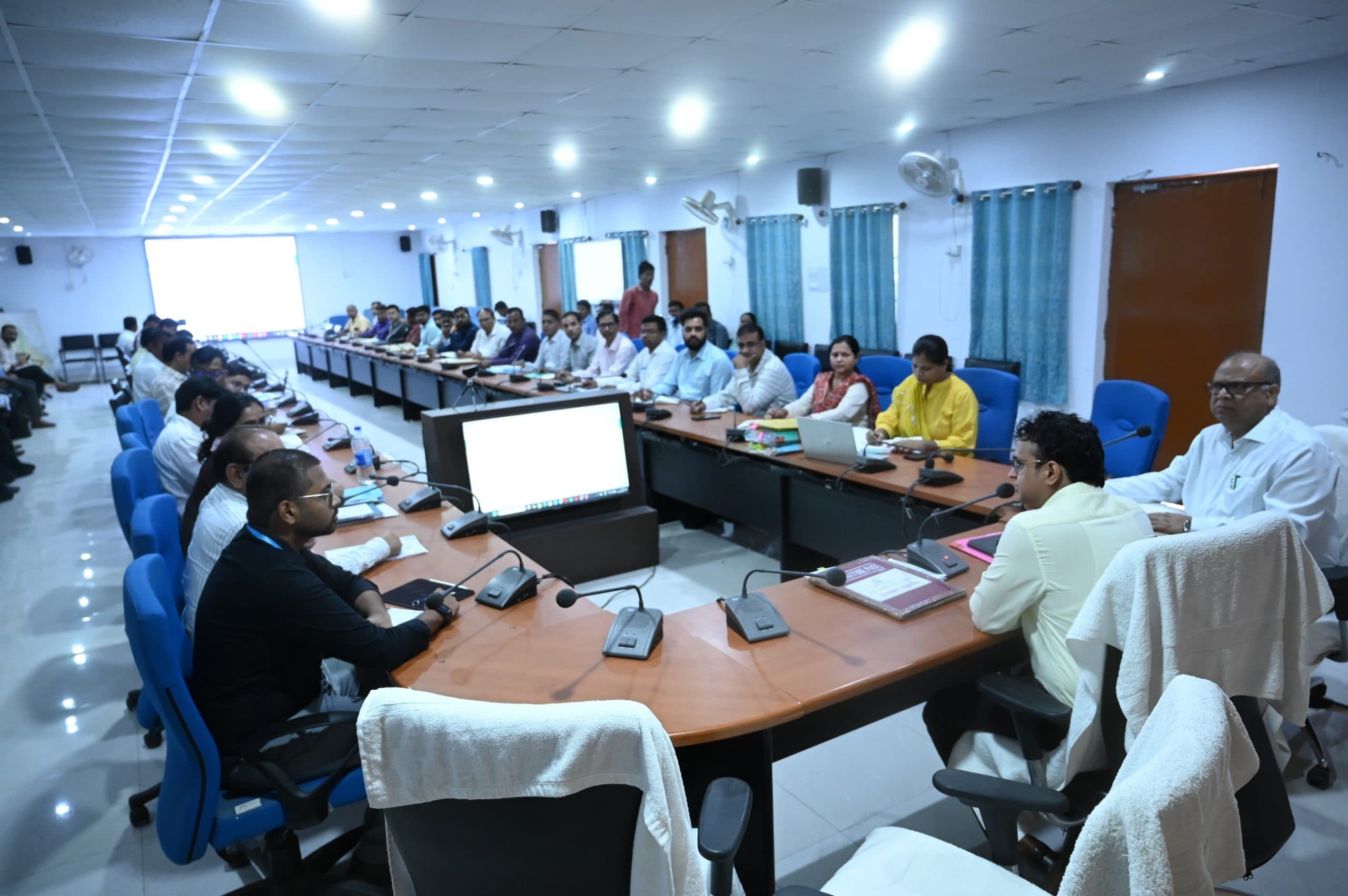 अंचलों से समन्वय कर जल्द से जल्द भूमि उपलब्ध कराना सुनिश्चित करें : डीसी