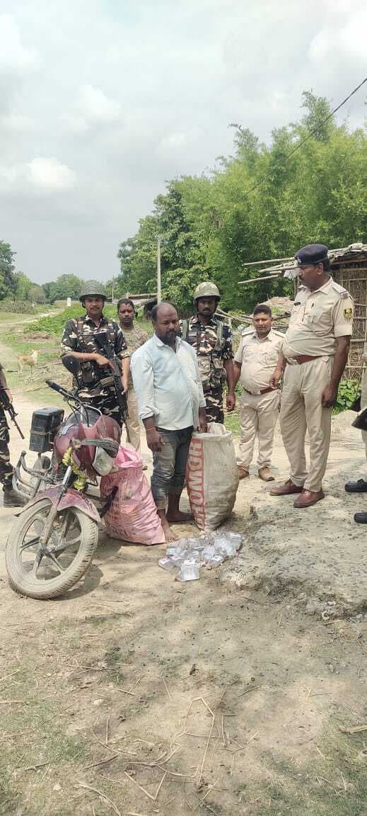 180 बोतल शराब के साथ तस्कर गिरफ्तार