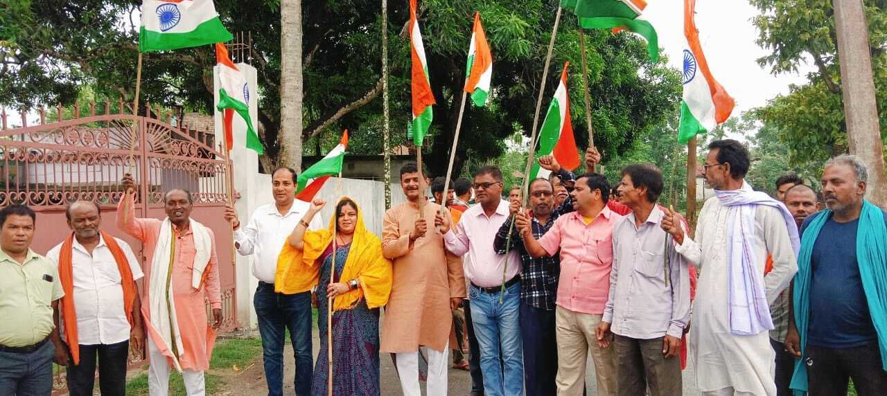 मंडल अध्यक्ष के नेतृत्व में निकाली तिरंगा यात्रा