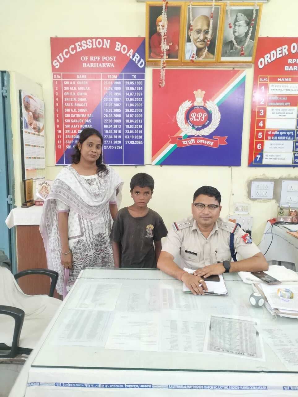 नेपाल से भटक कर किशोर पहुचा तीनपहाड़