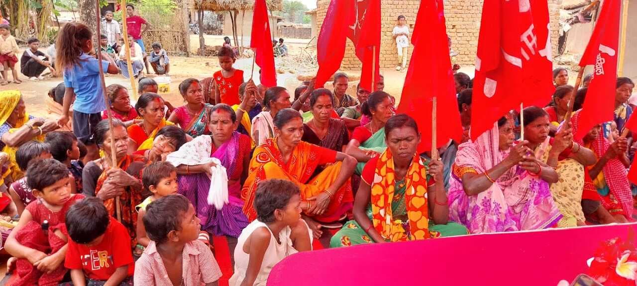 जमीन बचाने के लिए आदिवासियों को संघर्ष करना होगा