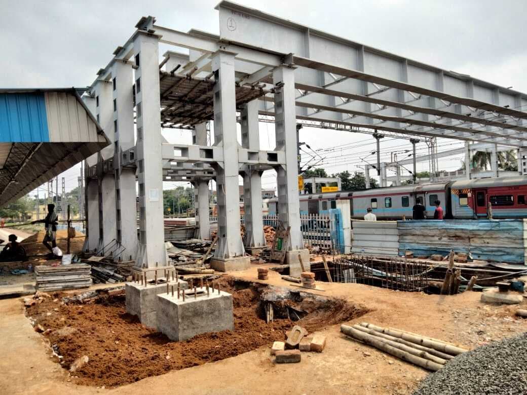 Deoghar news : रेलवे ने श्रावणी मेले के पहले नया फुट ओवरब्रिज को चालू करने का लक्ष्य रखा