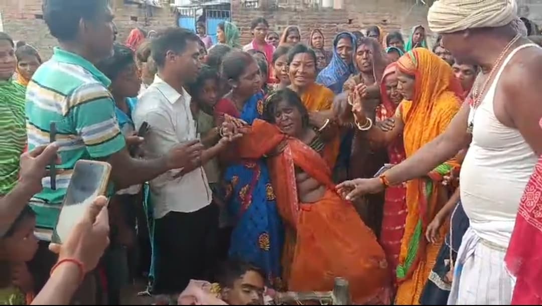 बाराती बस के छत पर बैठे युवक का गर्दन बिजली तार में फंसकर गिरा, इलाज के दौरान मौत