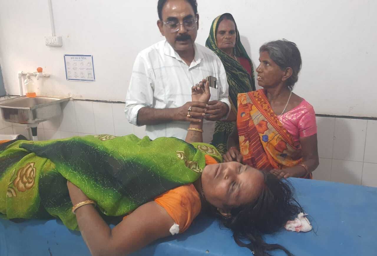 महिला को देवर व देवरानी ने लाठी-डंडे से मारपीट कर किया घायल