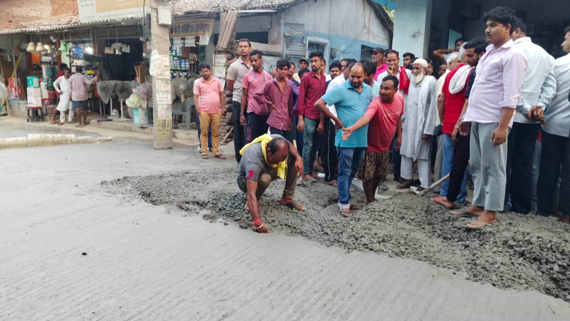 Aurangabad News : रोड ढलाई में अनियमितता का आरोप लगाते हुए रोकवाया काम