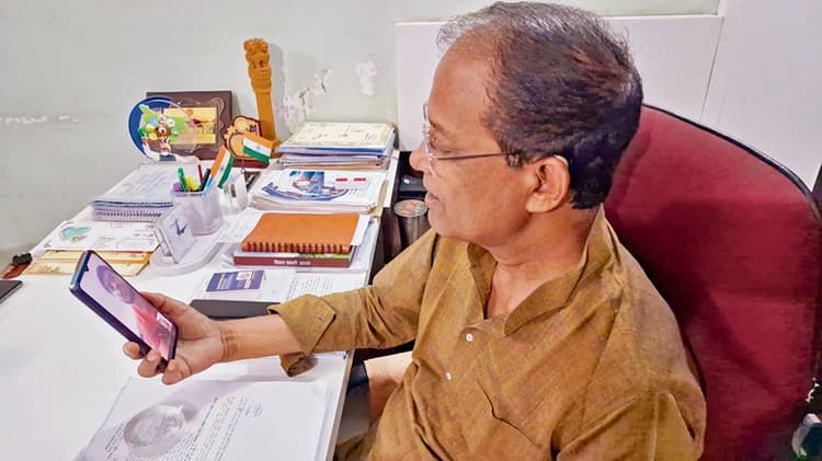 Gopalganj News : सऊदी अरब में फंसे श्रमिकों से वीडियो कॉल पर बात कर भावुक हुए सांसद, वतन वापसी के लिए विदेश मंत्रालय को भेजी रिपोर्ट