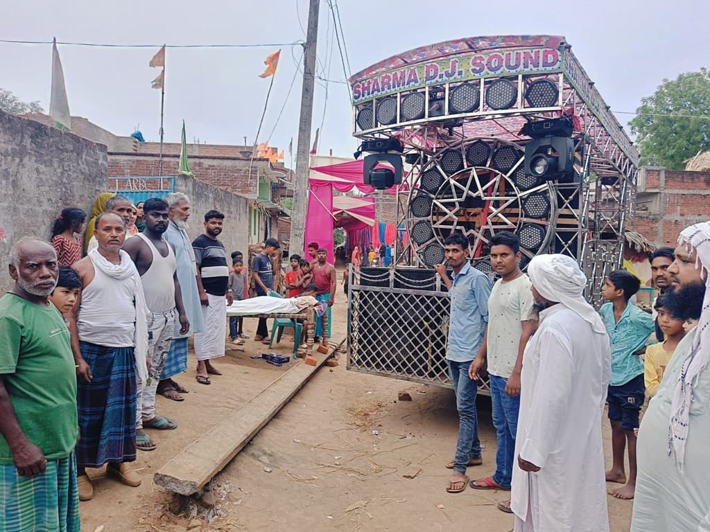 शादी समारोह के दौरान बिजली पोल से टकराया डीजे वाहन, पोल से दबकर वृद्ध की मौत