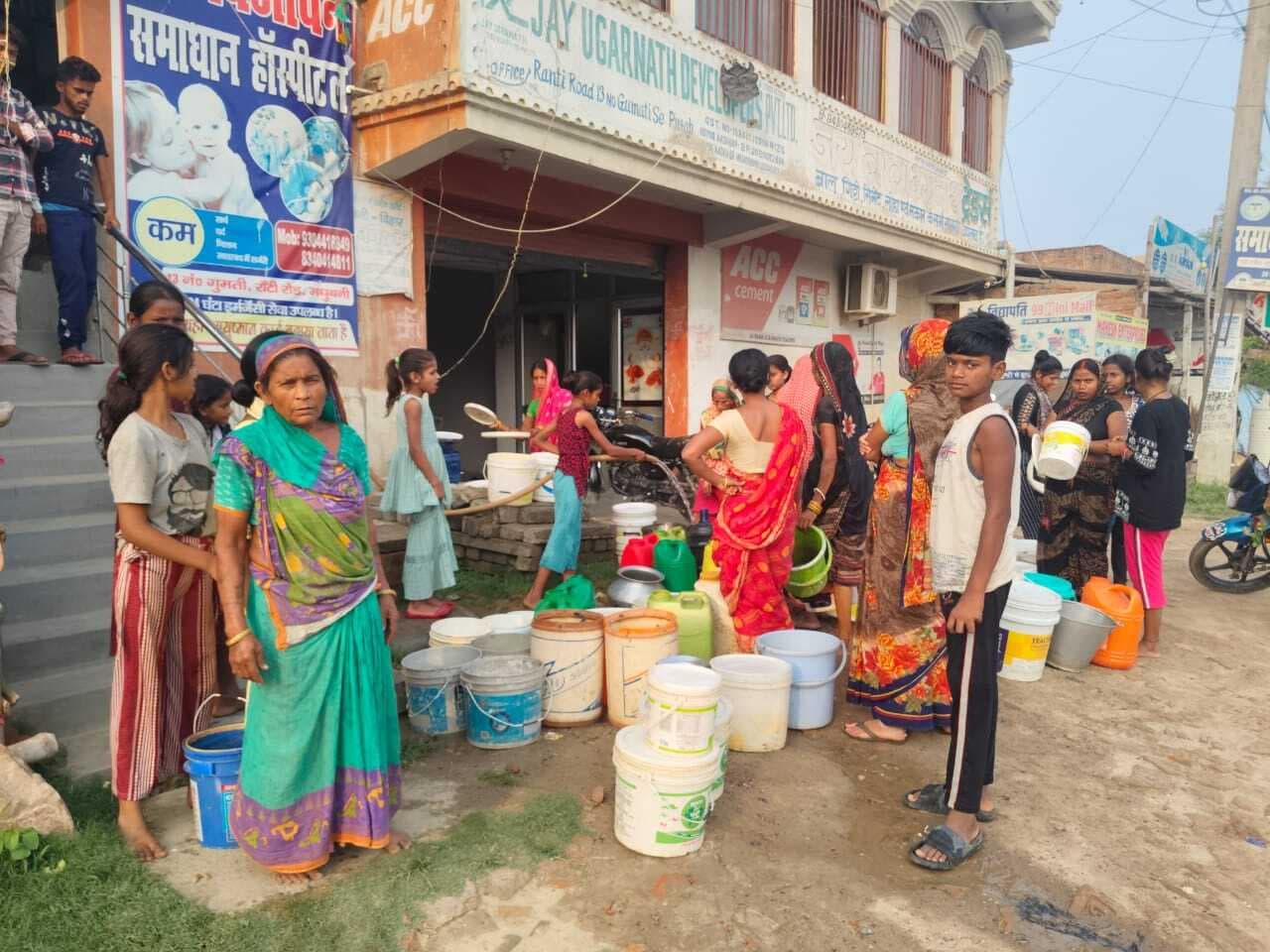 Madhubani : वार्ड 16 में पानी के लिए हाहाकार, निजी नर्सिग होम से मिल रहा पानी