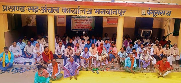 Begusarai News : संजात पंचायत में सरकार भवन के स्थान को लेकर ग्रामीणों का अनशन हुआ शुरू