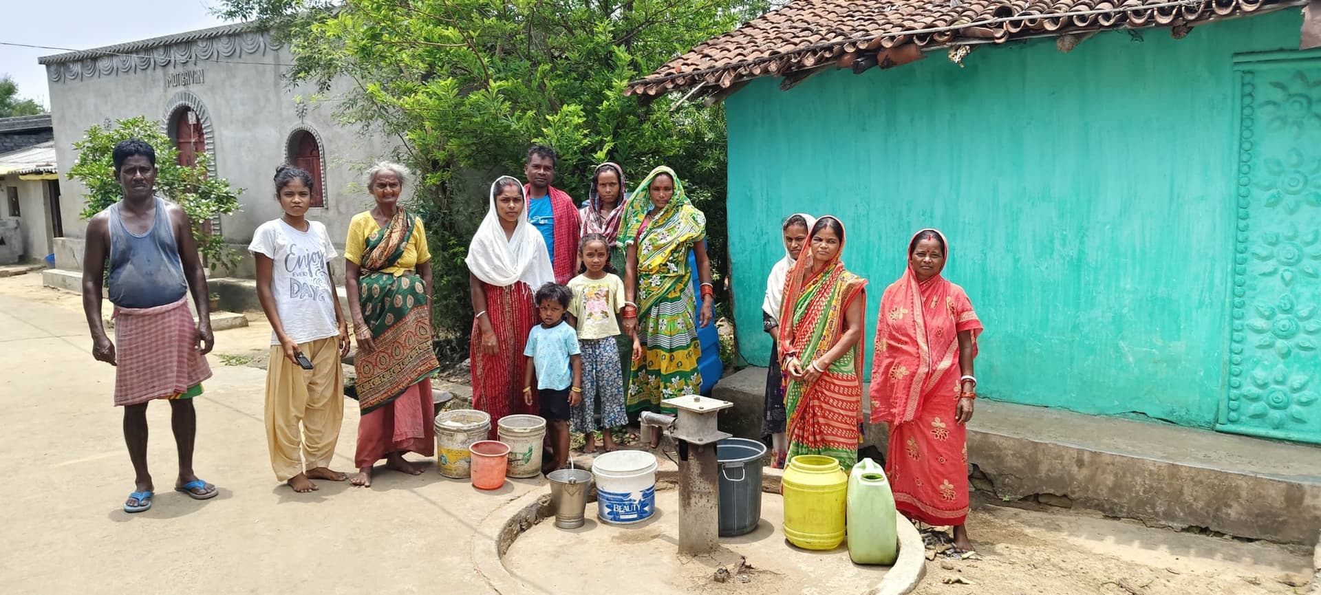 Seraikela Kharsawan News : तेज हवा से टूट कर पेड़ की डाली जलमीनार पर गिरी, धराशायी