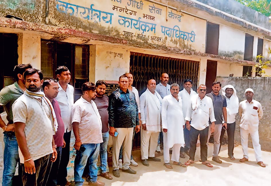 Jehanabad : भ्रष्टाचार के खिलाफ जनप्रतिनिधियों ने मनरेगा कार्यालय में जड़ा ताला