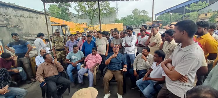 ओटी भुगतान में भेदभाव को लेकर भड़के मजदूर, दिया धरना