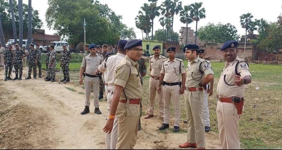 रास्ते को लेकर दो पक्षों के बीच मारपीट व पथराव, युवक को मारा चाकू, घायल