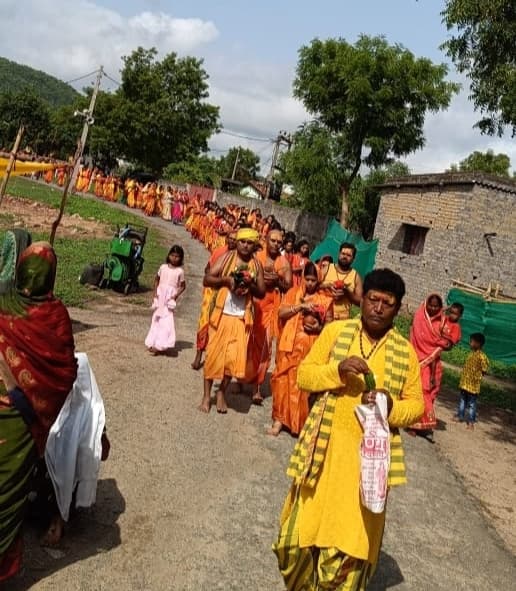 Seraikela Kharsawan News : कालाझरना शिव मंदिर से निकली कलश यात्रा