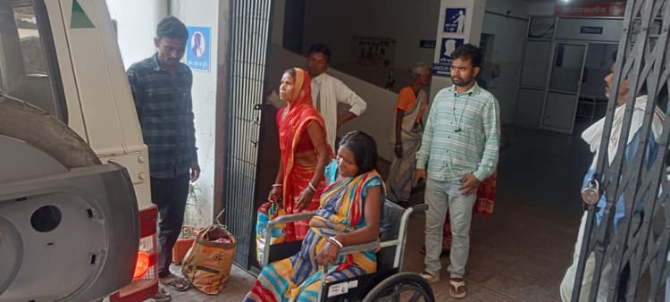 East Singhbhum News : सीएचसी में नहीं थे डॉक्टर, दिनभर प्रसव पीड़ा से तड़पती रही महिला