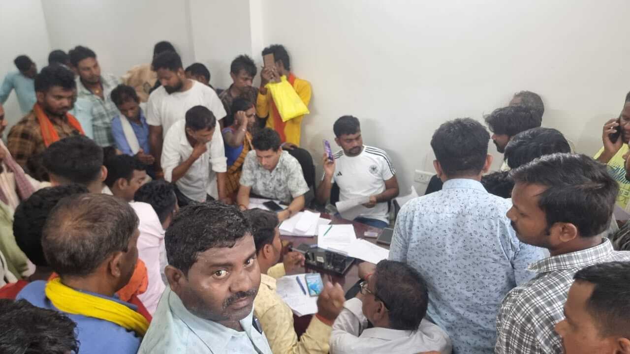 Giridih News :डुमरी विधायक ने जनता दरबार में आयी शिकायतों के निदान का दिया आश्वासन