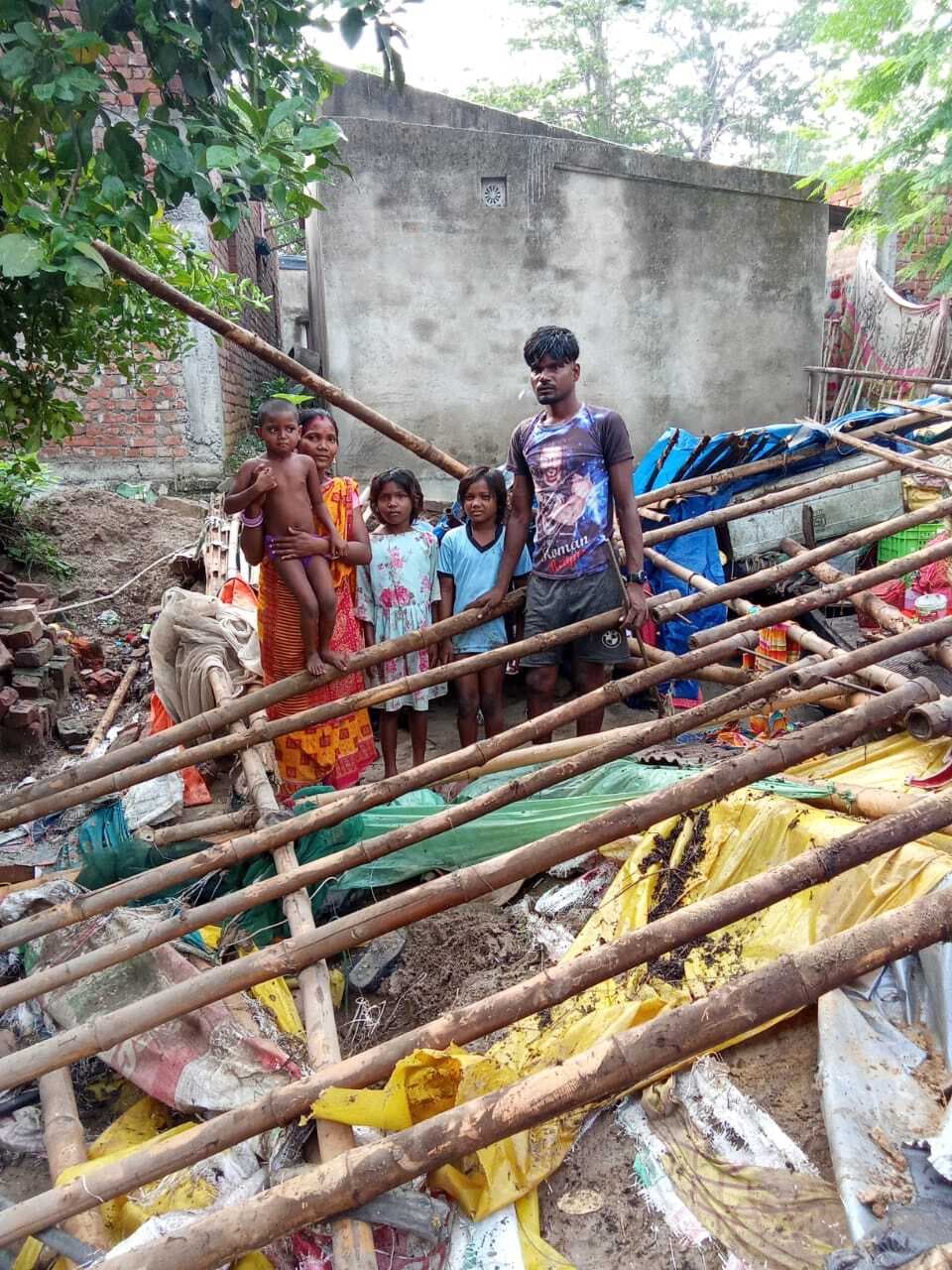 East Singhbhum News : घाटशिला : आंधी में झोपड़ी ध्वस्त, बेघर हुआ परिवार