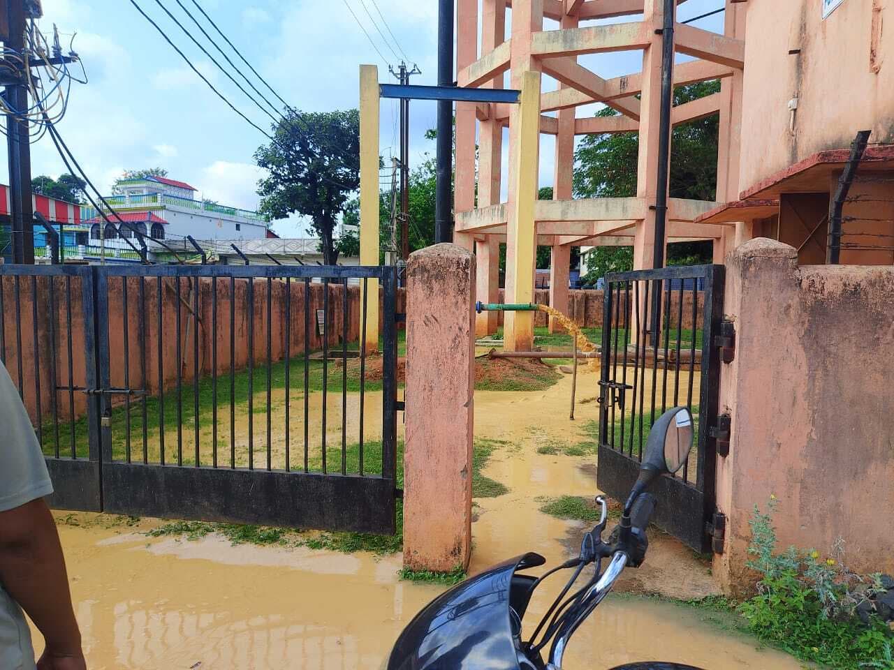 East Singhbhum News : शिल्पी महल में छह माह पहले हुई बोरिंग से निकल रहा गंदा पानी, परेशानी बढ़ी