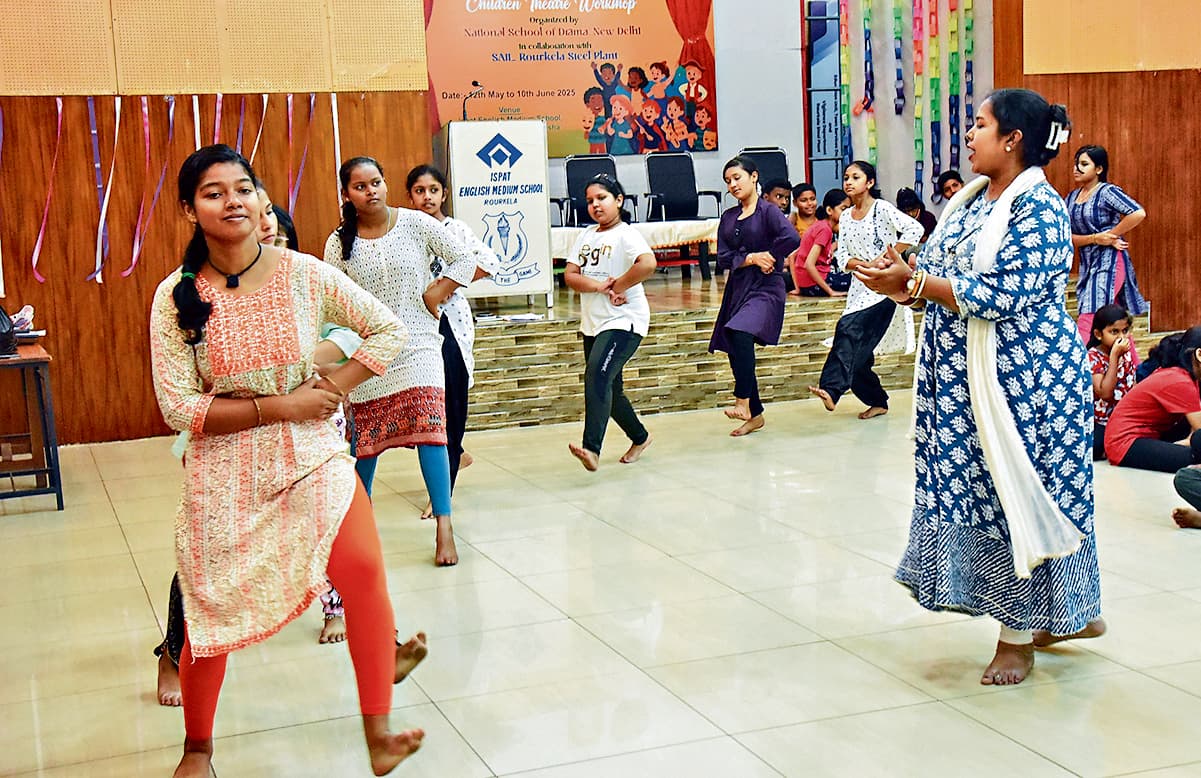 Rourkela News: बाल रंगमंच कार्यशाला में संवाद बोलने के साथ ही इसे जीने की कला सीख रहे नौनिहाल