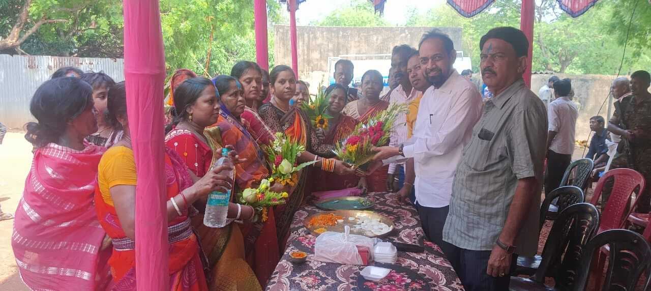 East Singhbhum News : समाज को जोड़ता है हरिनाम संकीर्तन : विद्युत महतो