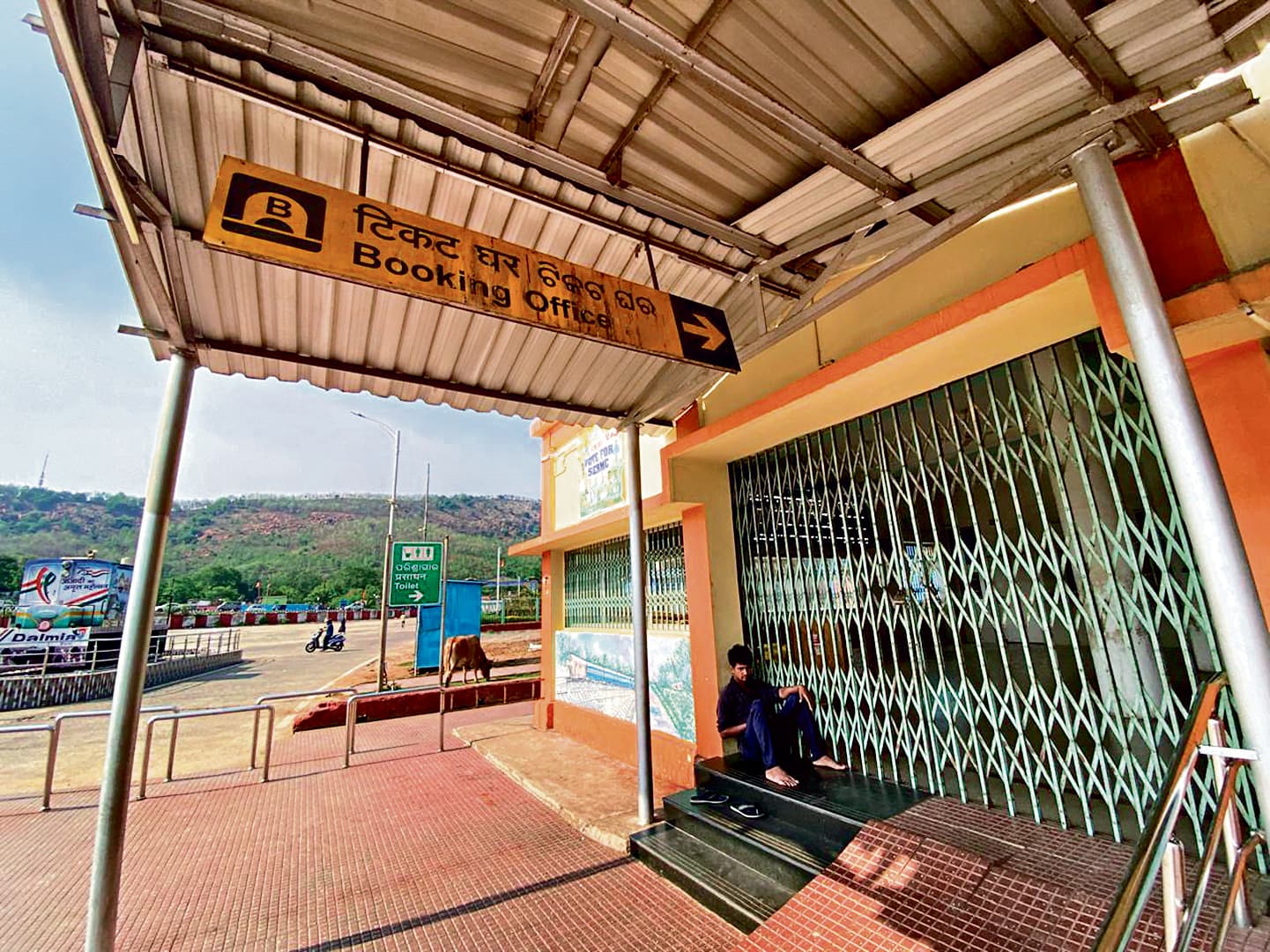 Rourkela News: राउरकेला स्टेशन के सेकेंड इंट्री गेट में काउंटर से नहीं मिलता है लंबी दूरी का टिकट, परेशानी