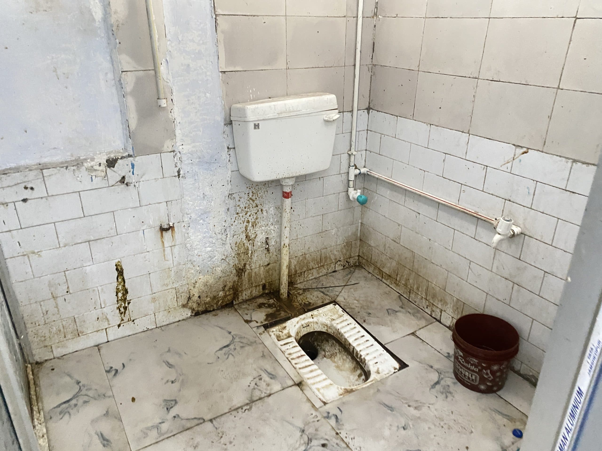 Giridih News :गंदगी के कारण बाहर शौच करने को मरीज मजबूर