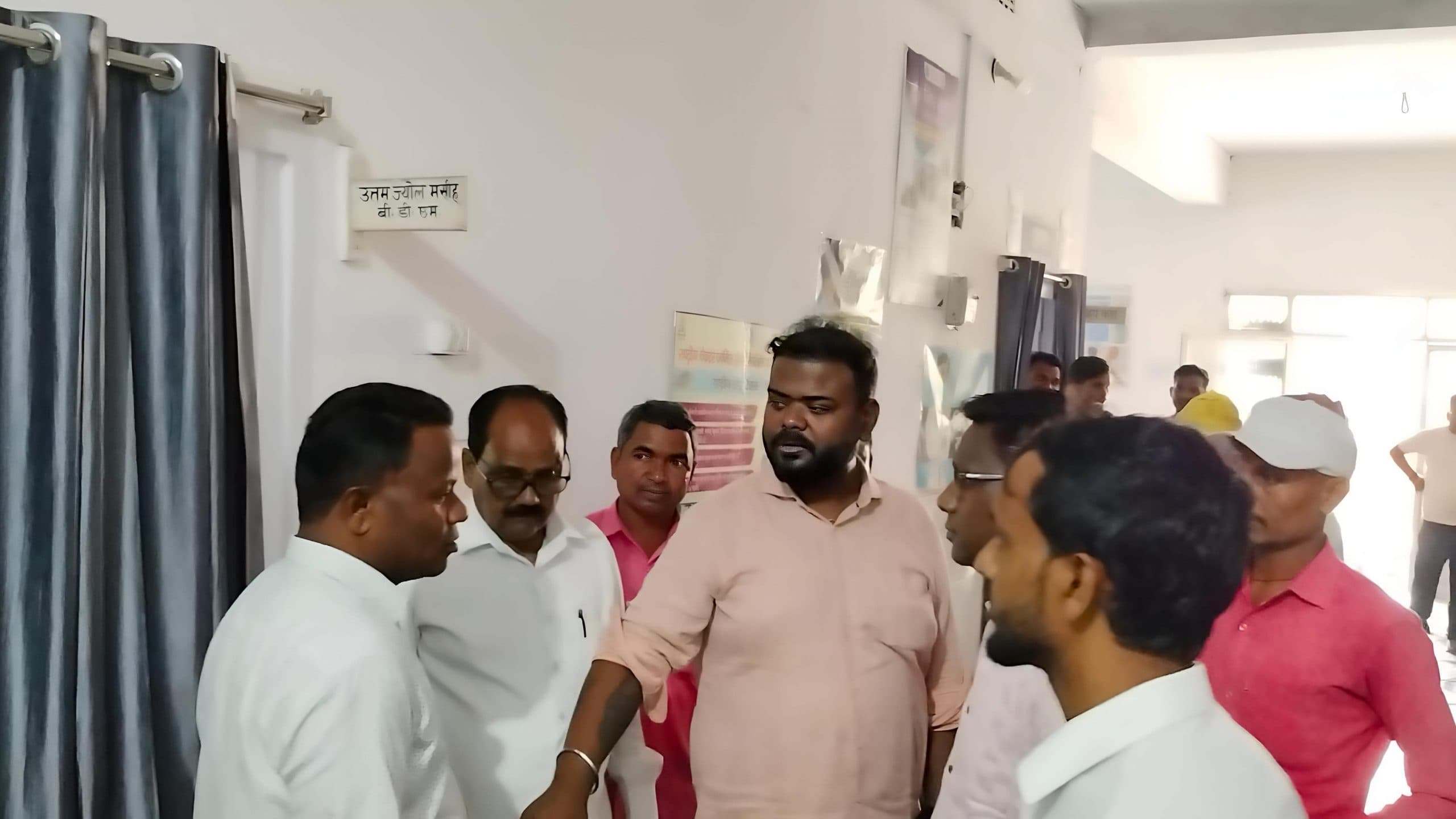 Giridih News :मरीज व परिजन के साथ चिकित्सक ने की बदसलूकी, हंगामा