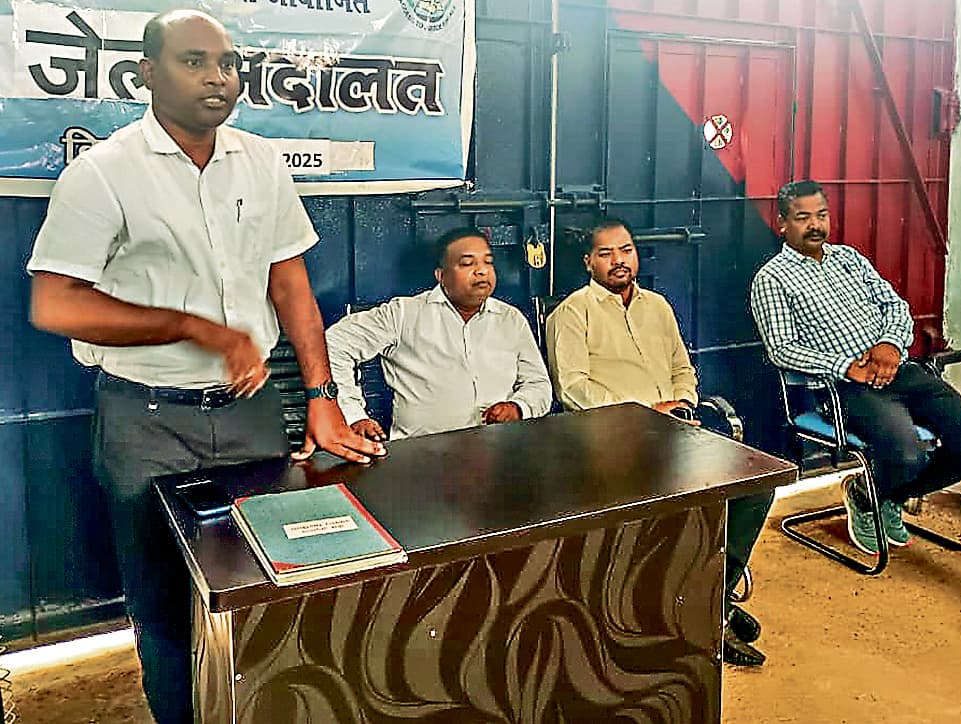 Jamshedpur News : घाघीडीह जेल में जेल अदालत व चिकित्सा शिविर आयोजित, एक बंदी रिहा