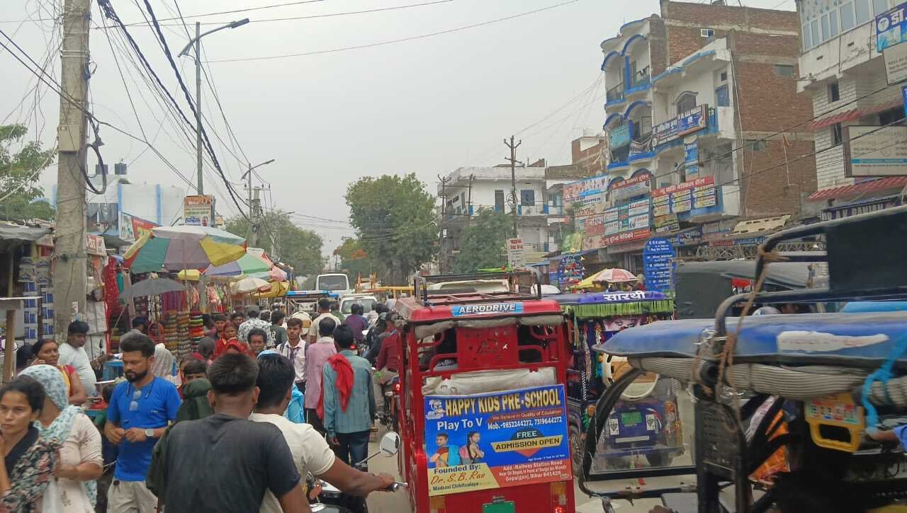 आंबेडकर चौक से कॉलेज रोड तक लगा जाम, एक घंटा तक थमा रहा ट्रैफिक, जाम में फंस कर लोगों को झेलनी पड़ी भारी फजीहत