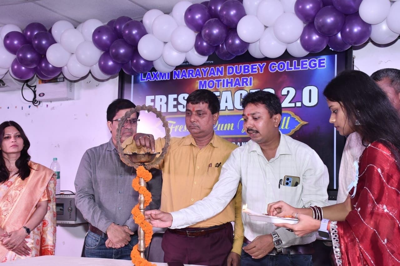 Motihari: रवि रंजन को मिस्टर फ्रेशर और श्रुति को मिला  मिस फ्रेशर का सम्मान