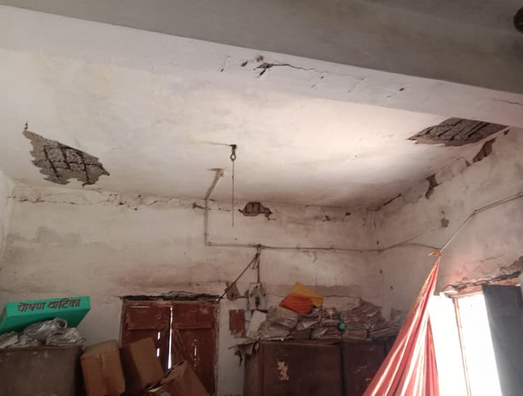 42 वर्ष की अवस्था में जर्जर हो गया सीडीपीओ कार्यालय, टूट कर गिर रहा प्लास्टर