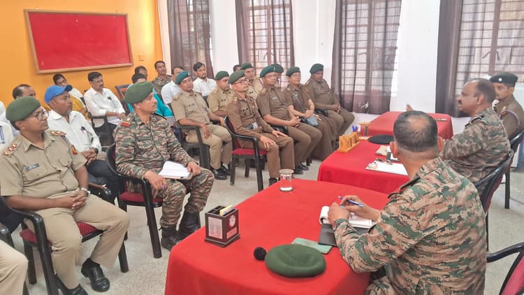 एनसीसी कैडेटों को फायरिंग की दी गयी जानकारी