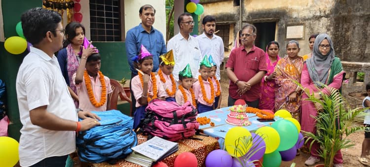 डीसी के पहल पर स्कूलों में बच्चों का मना जन्मोत्सव