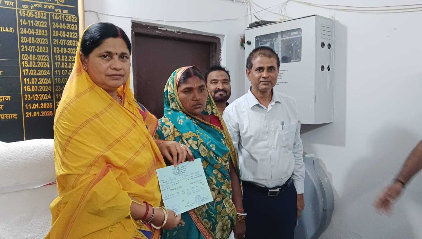 15 भूमिहीन परिवारों को जमीन से संबंधित मिला पर्चा