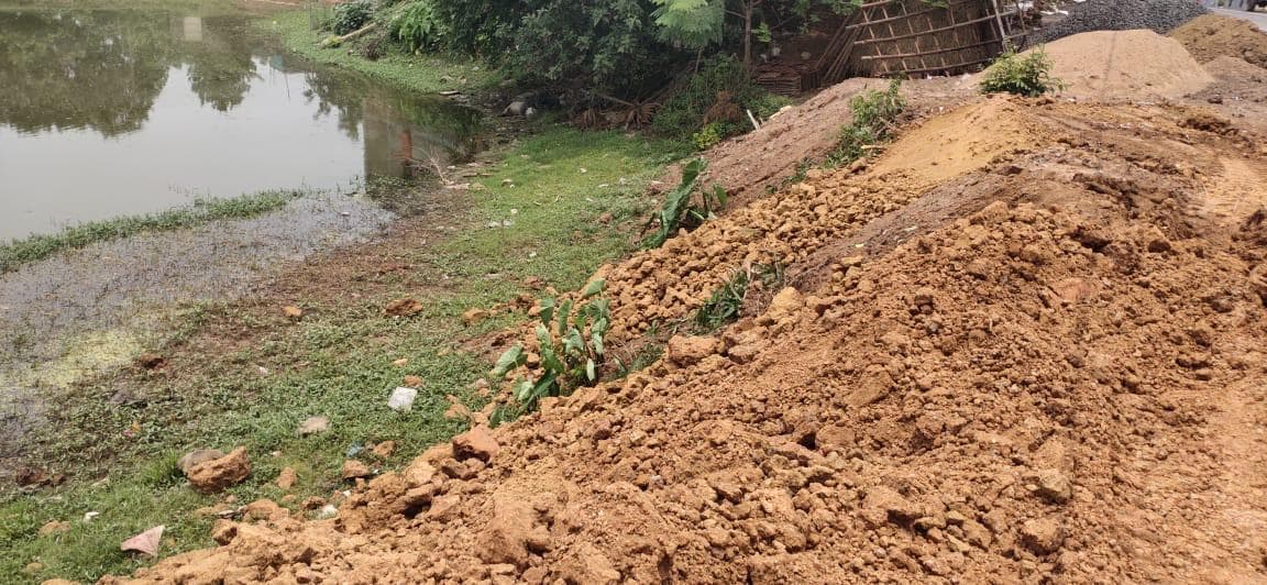 भूमि माफिया द्वारा सरकारी पोखर को पाटने का प्रयास विफल, जेसीबी और ट्रैक्टर जप्त