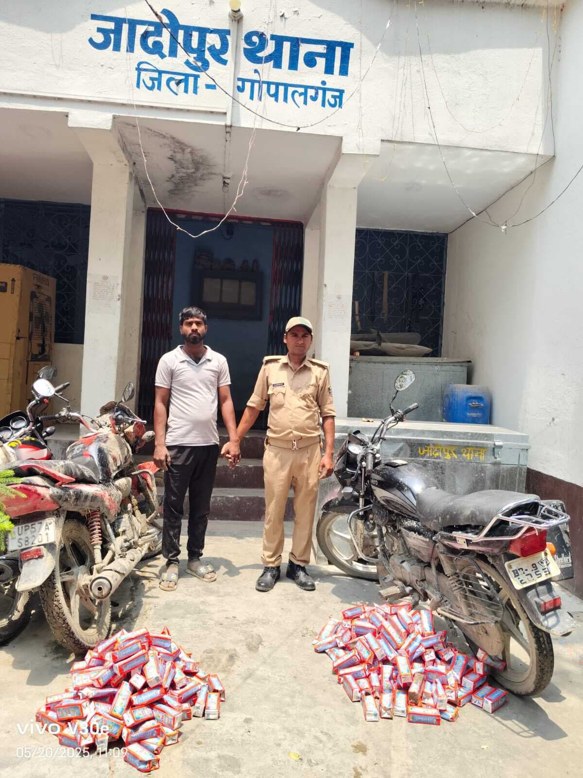 वाहन जांच में 45 लीटर शराब के साथ तस्कर गिरफ्तार, बाइक जब्त