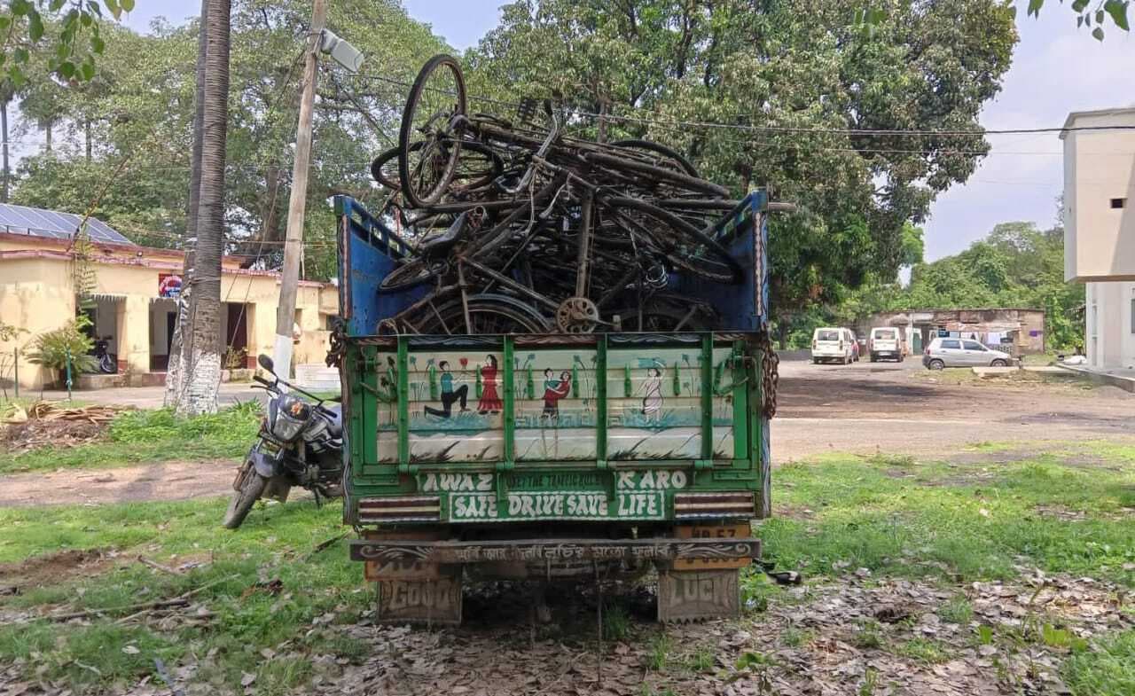 पुलिस ने अवैध कोयला लोड 14 साइकिलें की जब्त