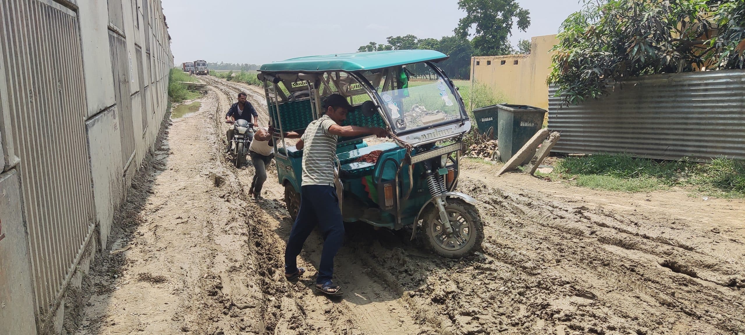 कीचड़युक्त सड़क व फिसलन से हो रही दुर्घटनाएं