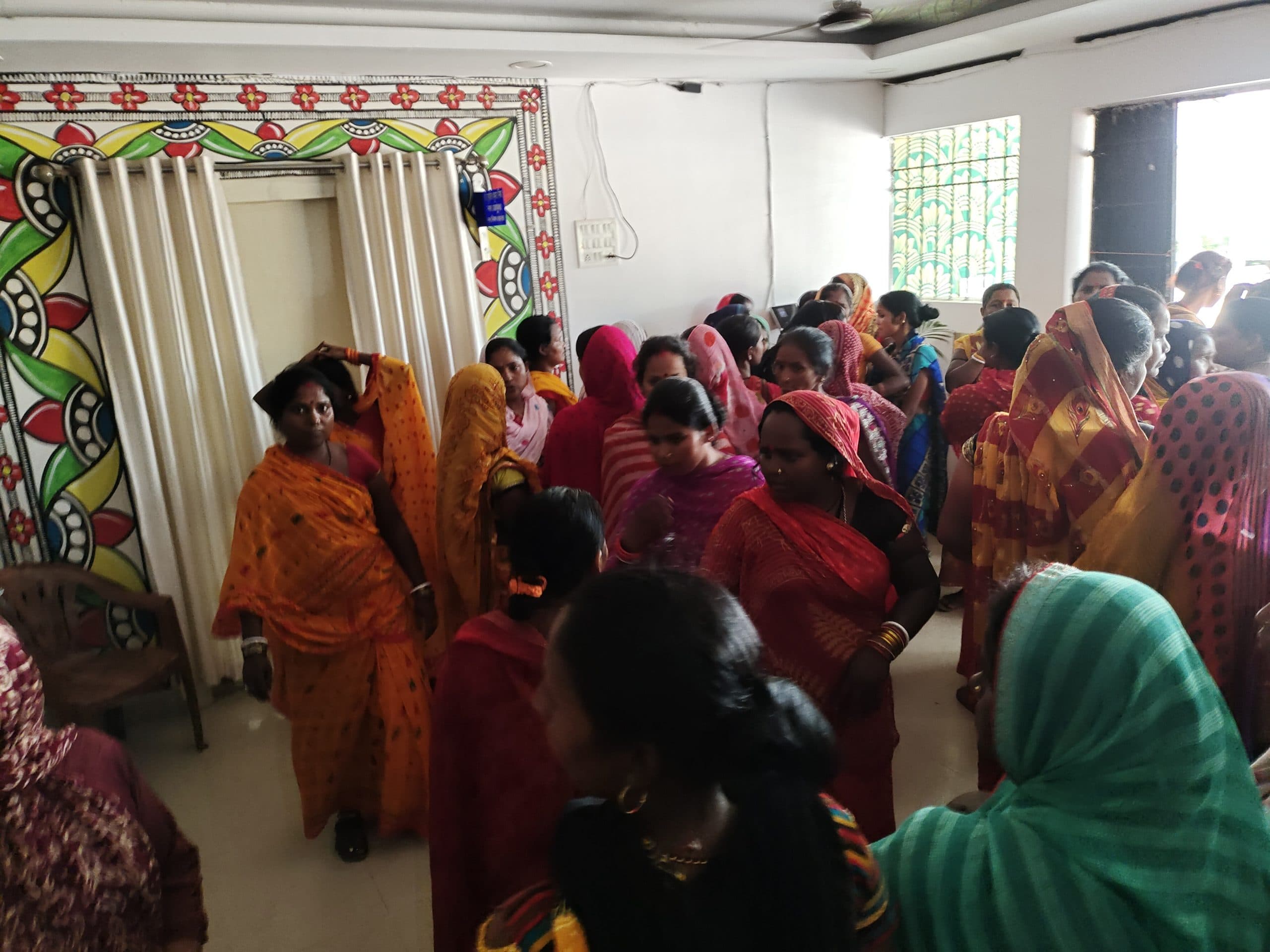 वेतन भुगतान की मांग को लेकर सफाई कर्मियों ने नगर आयुक्त का किया घेराव