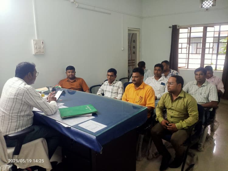 मनरेगा से संचालित योजनाओं की कार्यक्रम पदाधिकारी ने की समीक्षा