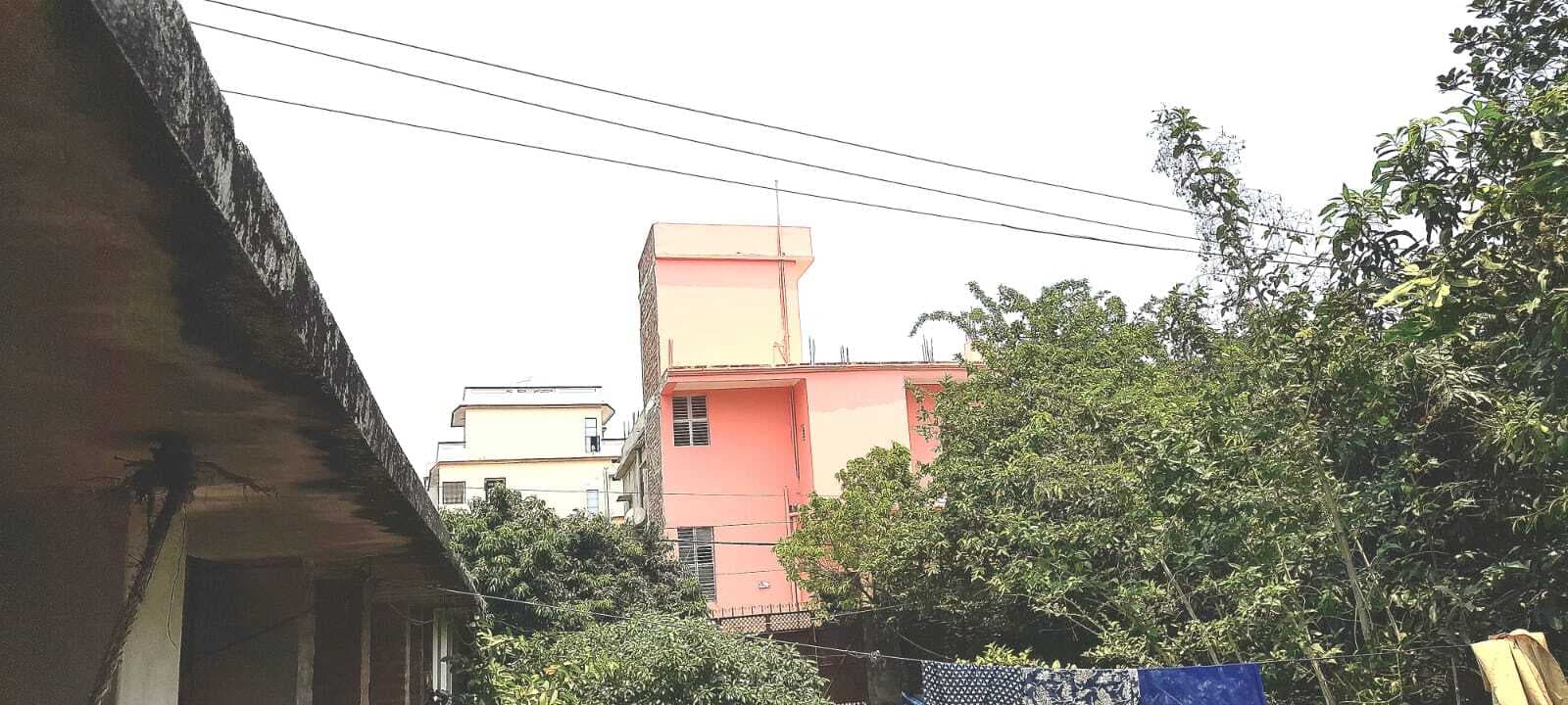 रिहायशी मकानों के ऊपर से गुजर रही 11 हजार पावर की हाइटेंशन तार