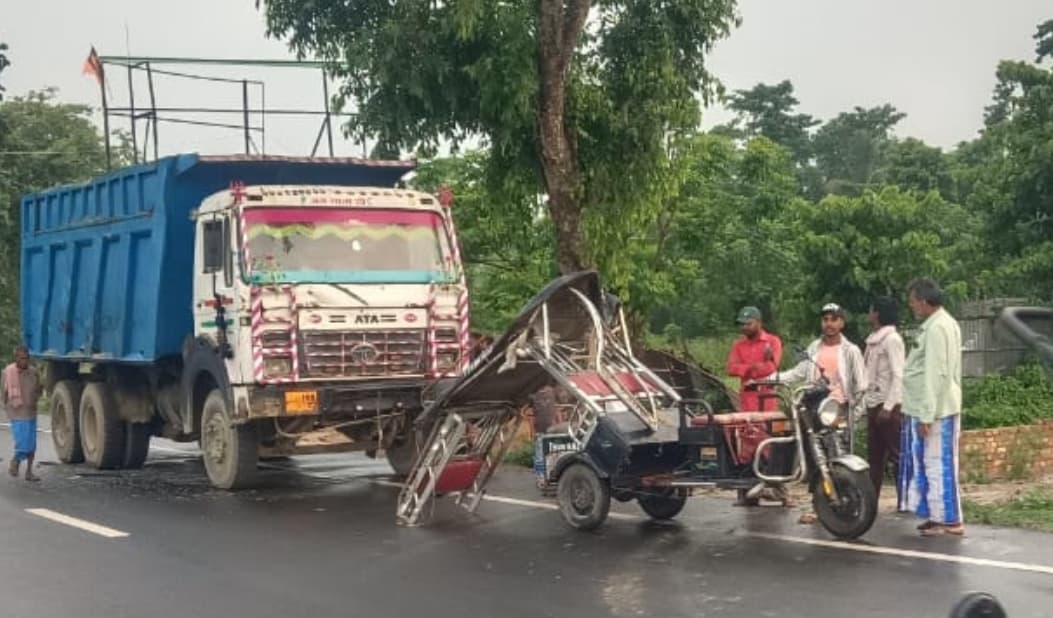 टोटो ने सड़क किनारे खड़ी हाइवा में मारी टक्कर, दो घायल