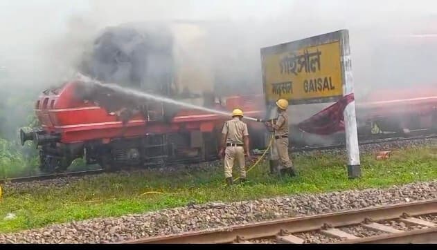 मालदा-सिलीगुड़ी पैसेंजर ट्रेन के इंजन में लगी आग