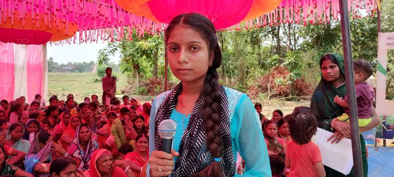 वृद्ध महिलाएं पेंशन की राशि बढ़ाने की कर रहीं मांग