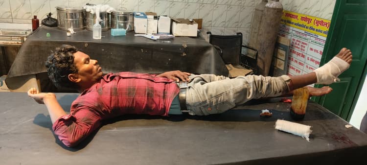 ट्रक से टकरायी बाइक, युवक घायल