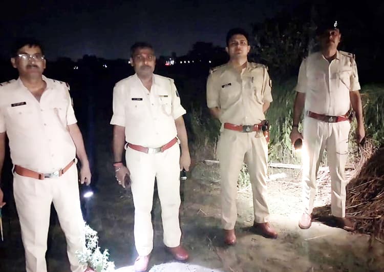 माधोपुर पुलिस ने छापेमारी कर नष्ट की 500 लीटर से अधिक अर्धनिर्मित शराब