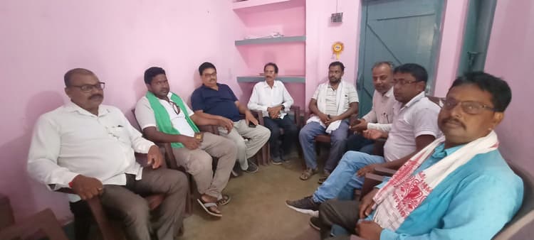 क्षमता से ज्यादा ट्रकों का पर्ची काटना बंद करें प्रबंधन