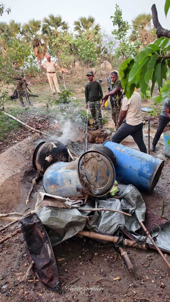 पुलिस की छापेमारी में कई शराब भट्ठियां ध्वस्त