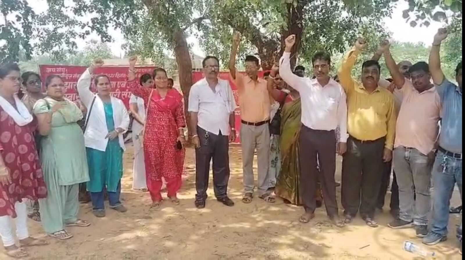 जामताड़ा में अराजपत्रित कर्मचारी संघ ने किया धरना प्रदर्शन